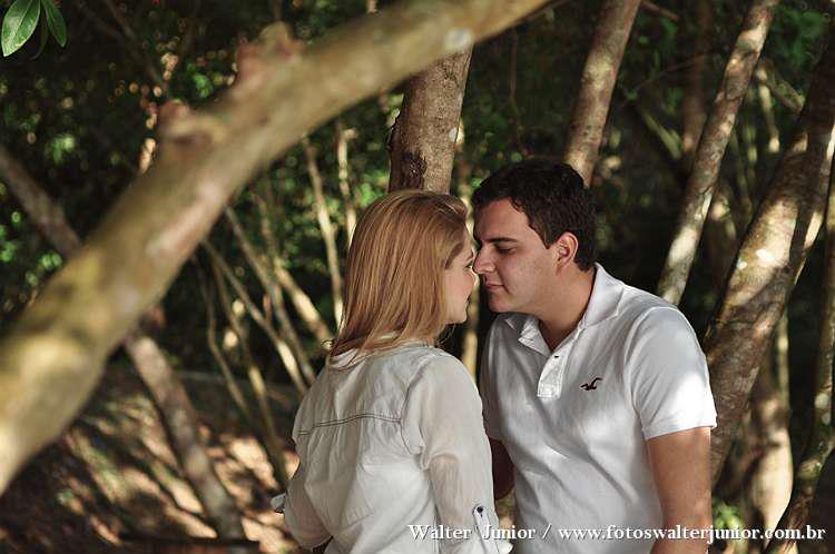 beijo apaixonado no dia do ensaio pre casamento