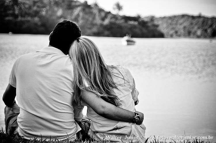 ensaio de noivos olhando o lago