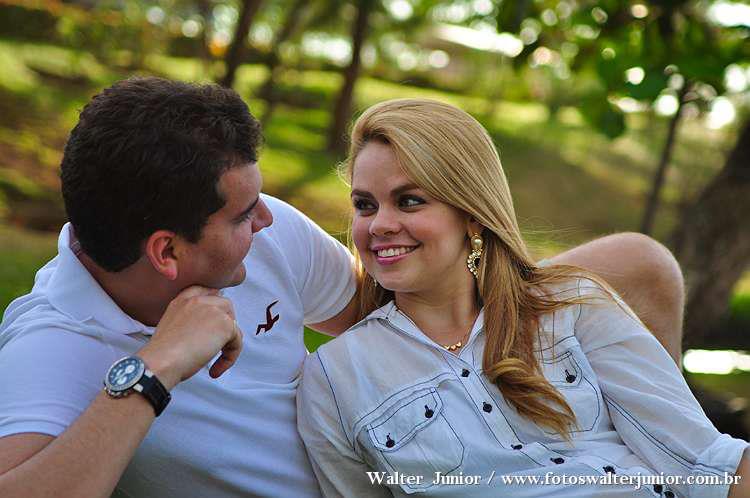 noivos deitados para fazer as fotos do seu ensaio 