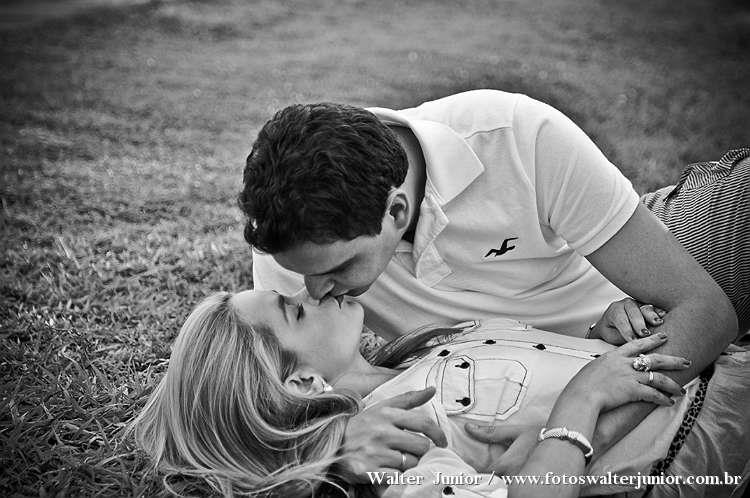 noivo aproveita o seu ensaio para beijar a sua noiva 