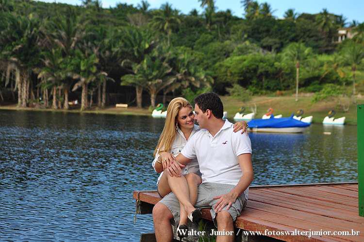 noivos no cais fazendo as fotos para seu ensaio 