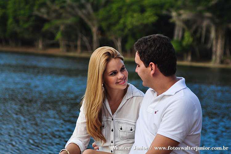 casal sentado no cais sendo fotografado por Walter Junior