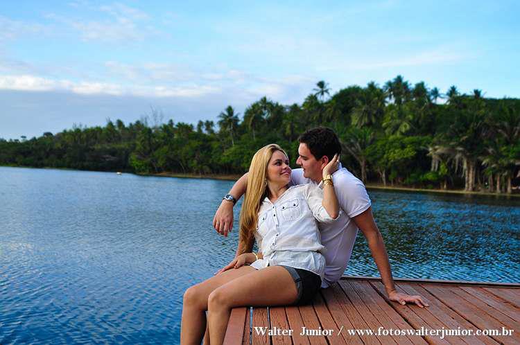 namorados sentados no cais fazendo o ensaio para o casamento em salvador 