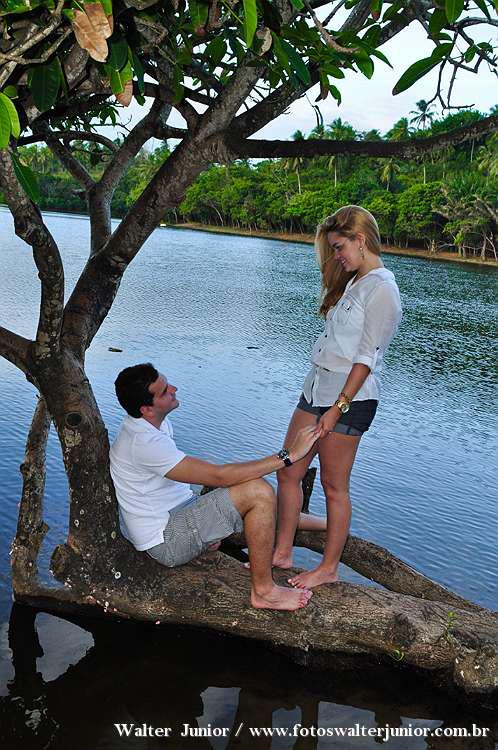 namorados na beira do lago fazendo seu ensaio pré wedding