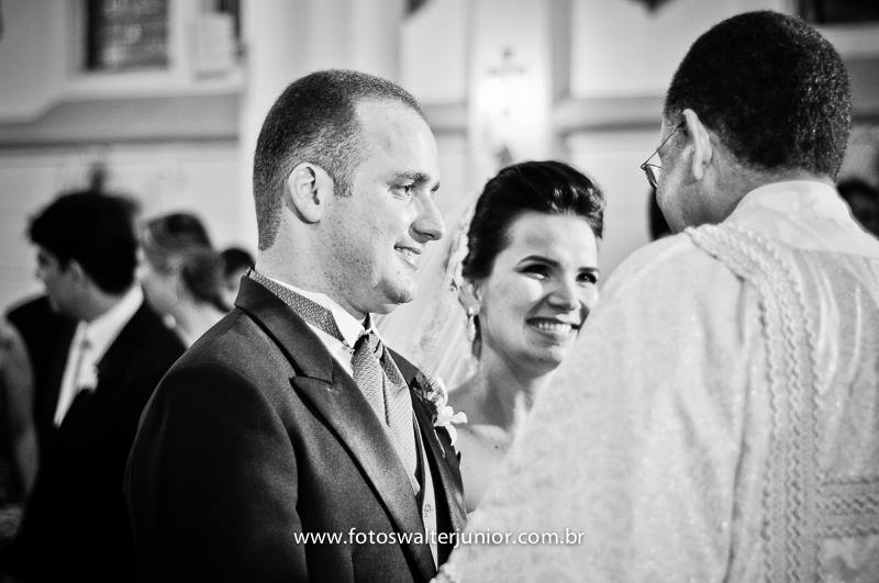 0 padre da Igreja abençoando o lindo casal