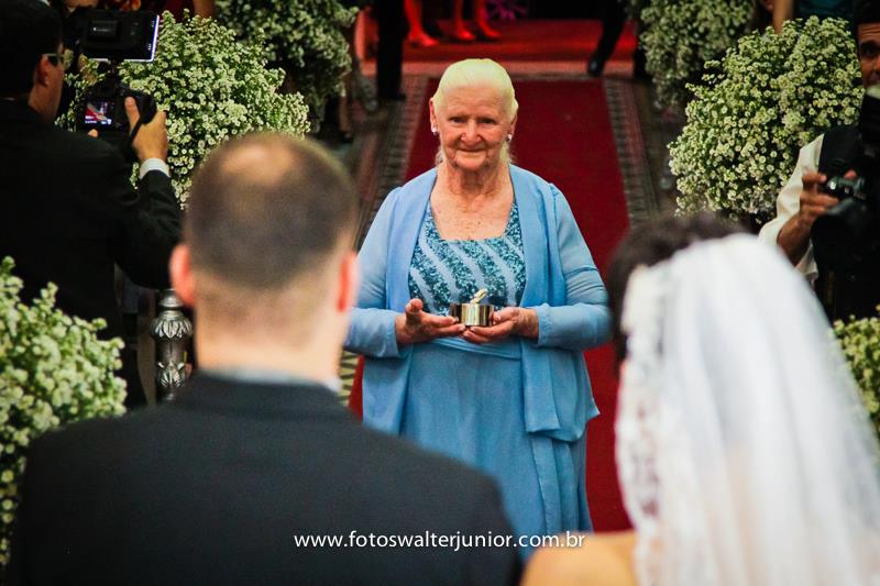 avó levando aliança