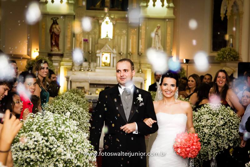 chuva de arroz na saída do casal