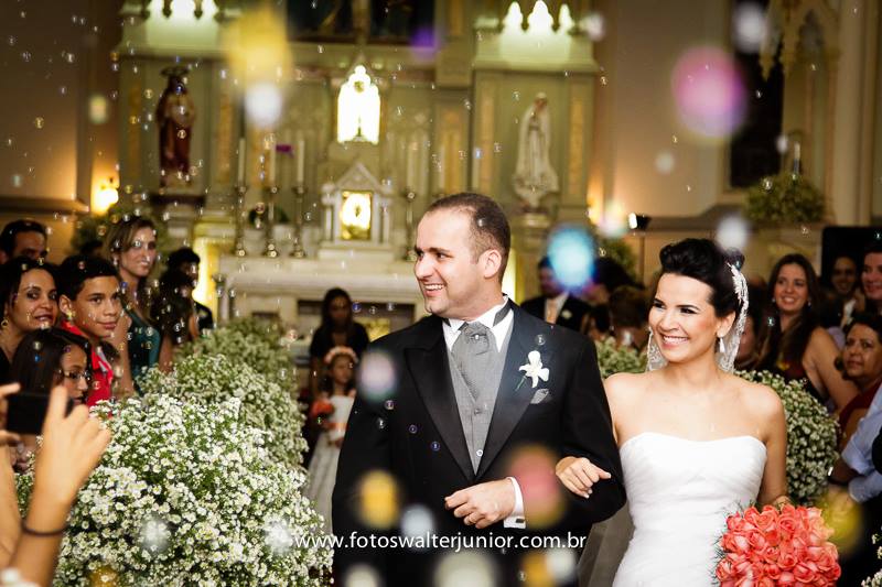 convidados jogando o arroz nos noivos