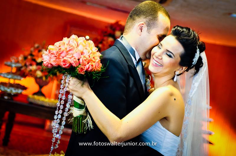 noiva abraçando o noivo