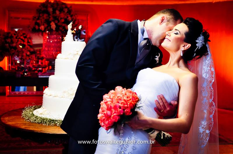 O noivo se aproveitou das fotos do casamento  para poder beija sua noiva. Fotos de casamento em salvador, Fotografo de casamento em Salvador -Ba