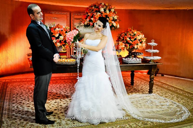A noiva estava se divertindo com seu buquê mostrando para o noivo, Fotos de casamento em Salvador