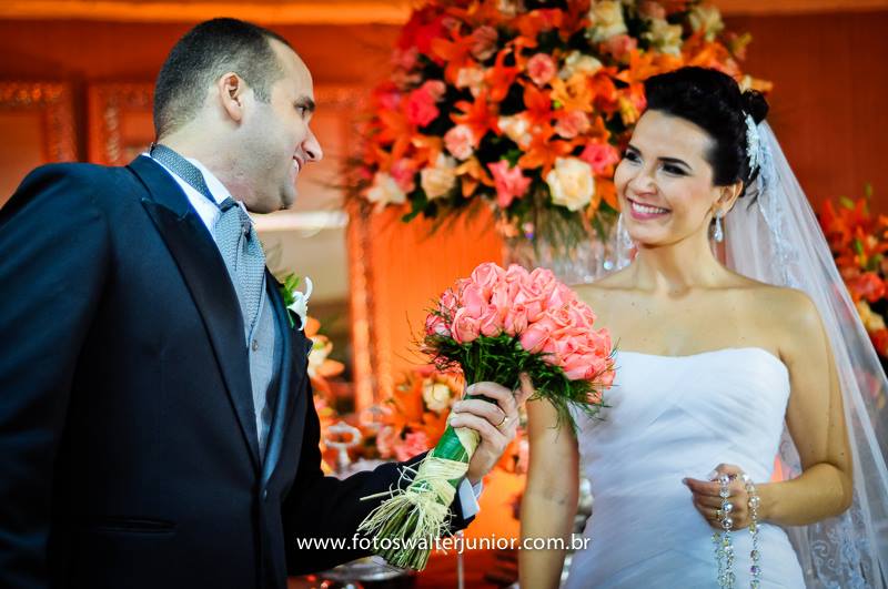 noivo brincando co o buquê da noiva