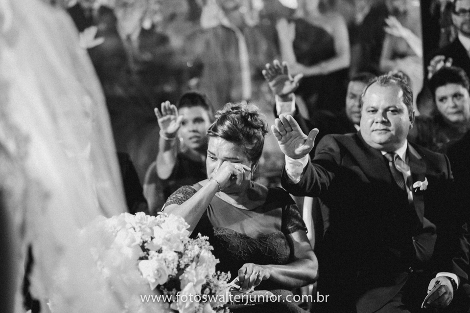 a mãe do noiva chorando