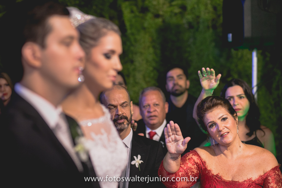 os pais do casal abençoando eles