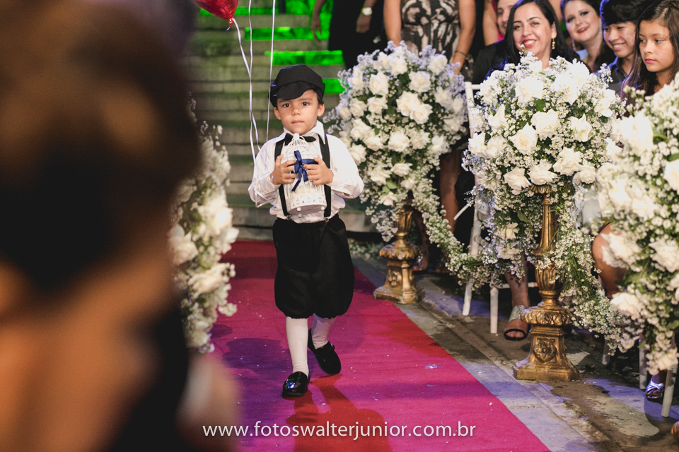 entrada do Pajen levando as alianças para os noivos