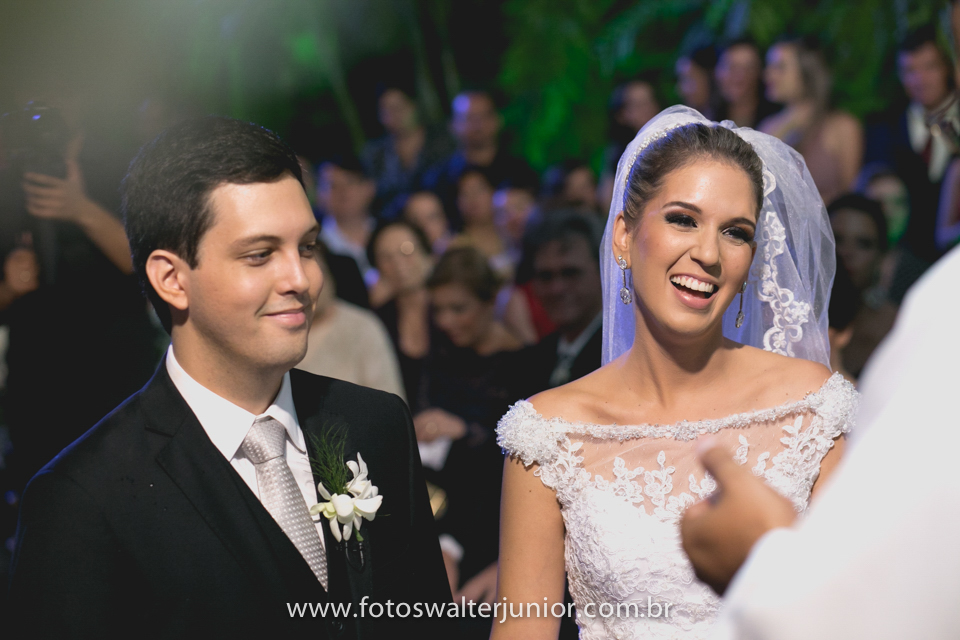 a alegria da noiva com as palavras do padre