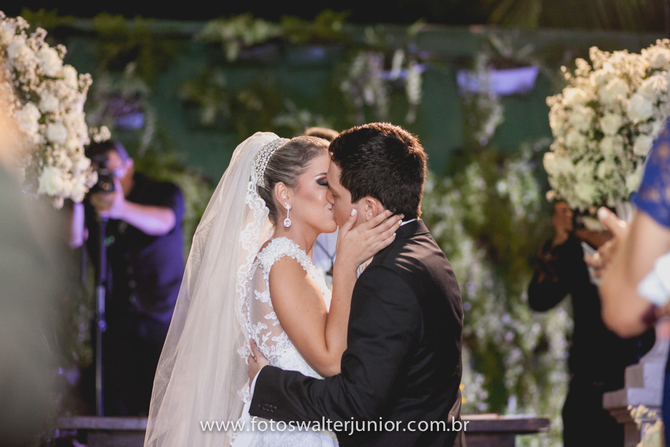 o beijo dos noivos