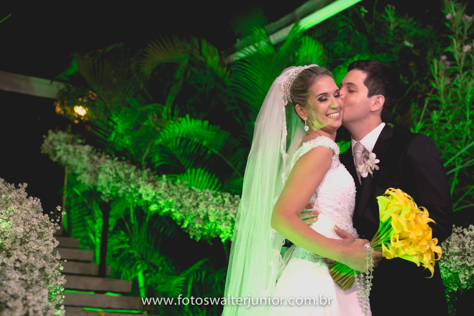 o noivo beijando sua noiva