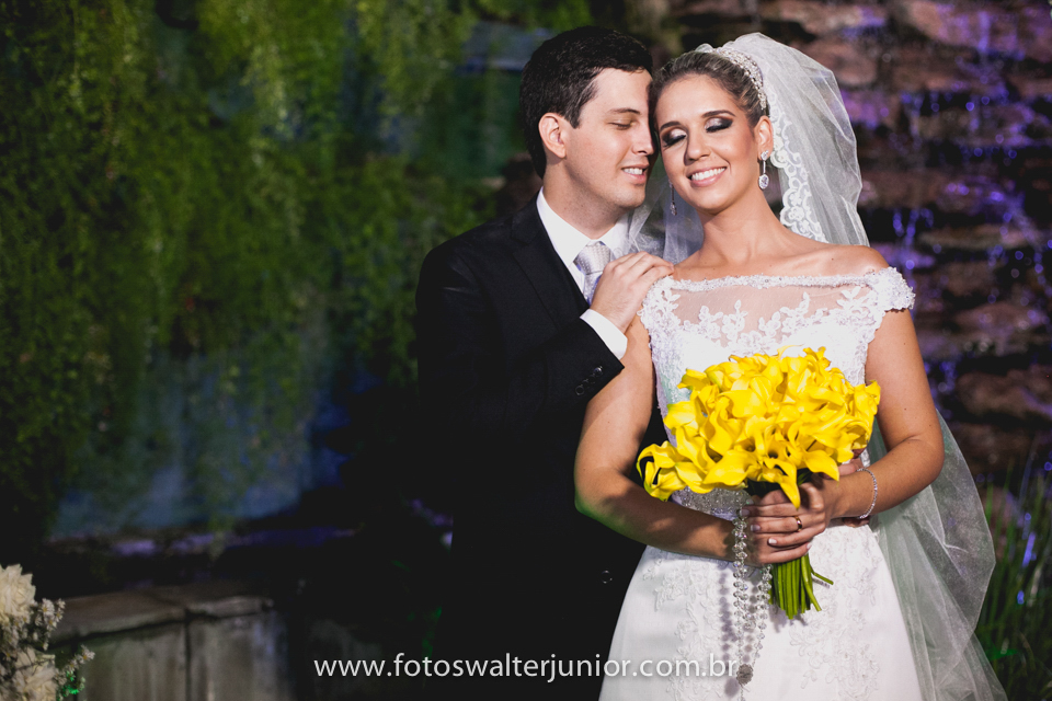 a noiva com seu buquê amarelo