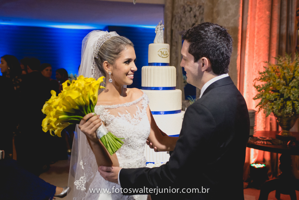 noiva brincando com noivo