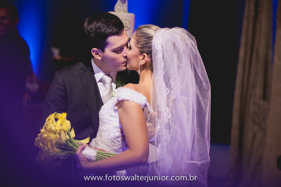 noiva beijando seu noivo