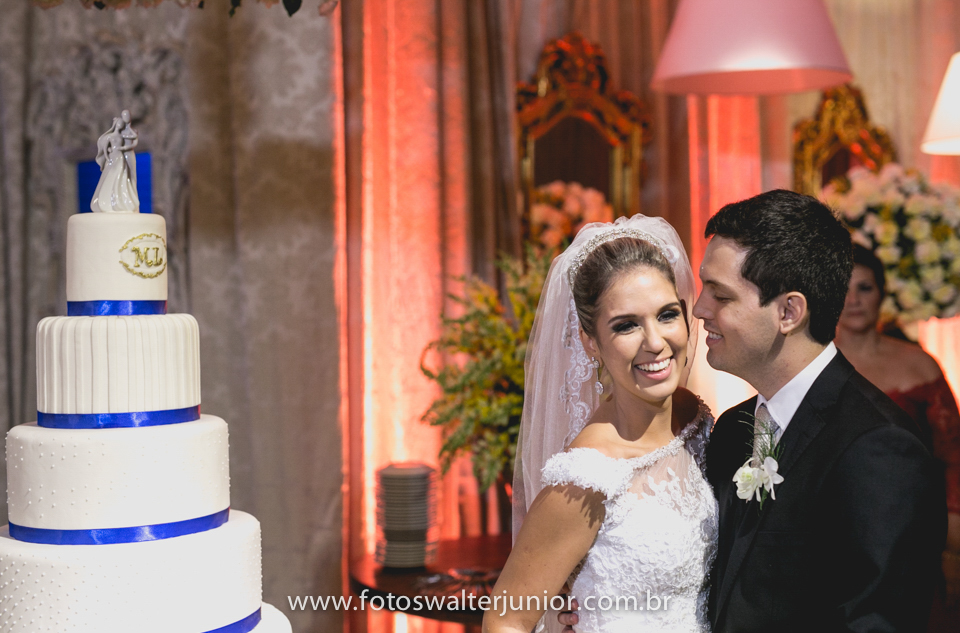 noivo beijando noiva