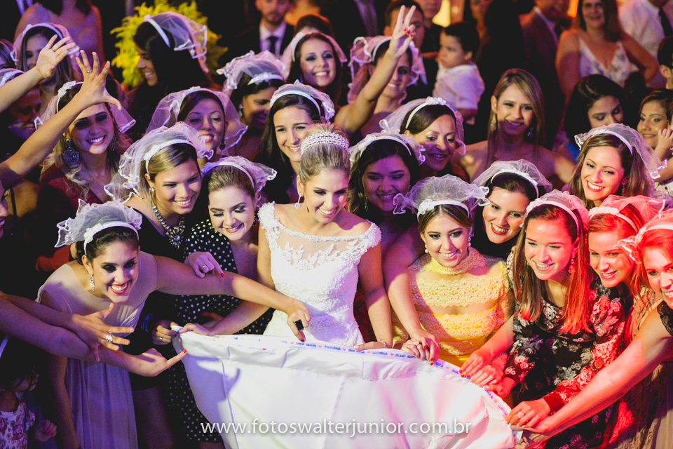 as solteiras vendo o vestido