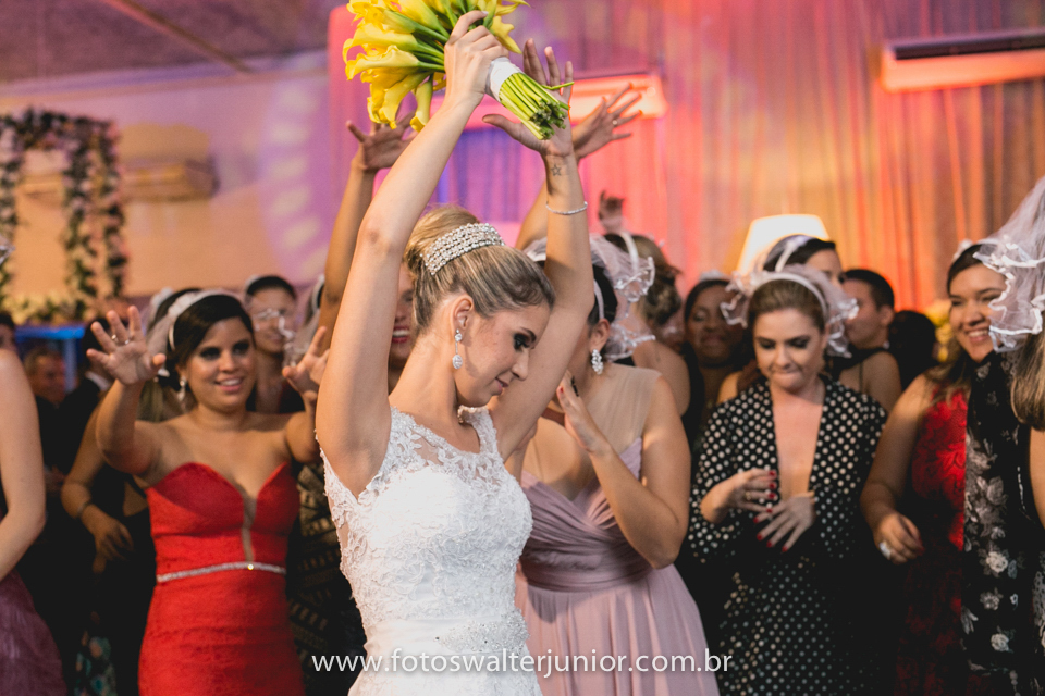 a noiva jogando o buquê