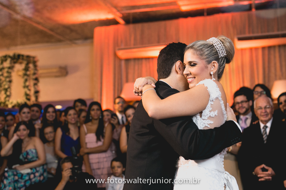 os noivos dançando