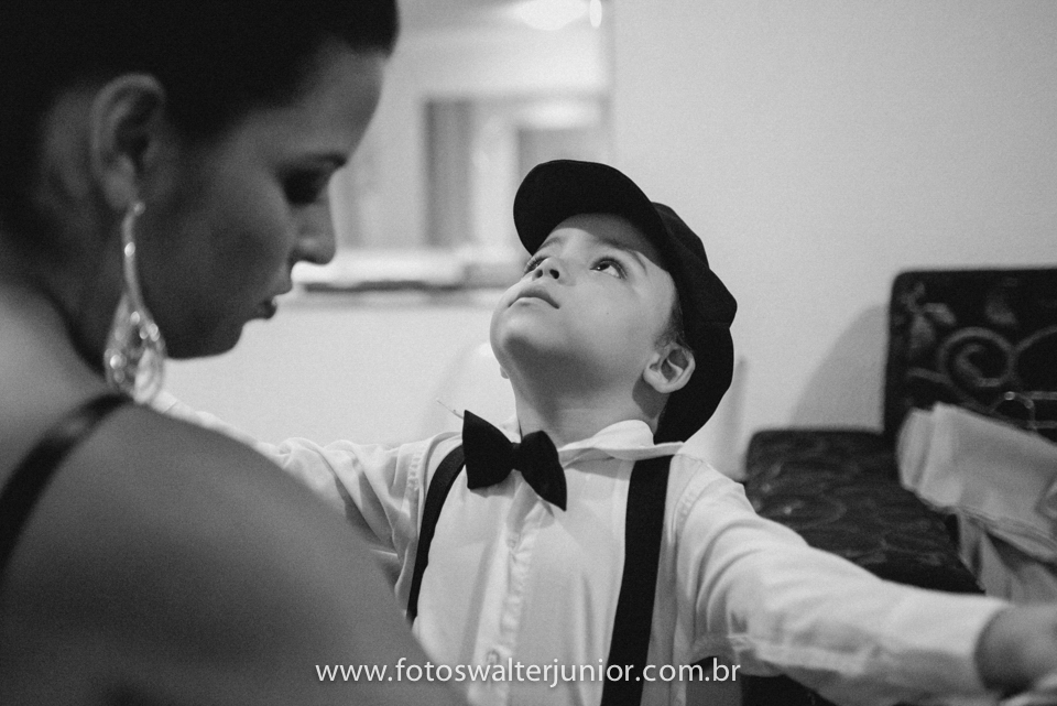 pajens brincando enquanto a mãe lhe arruma