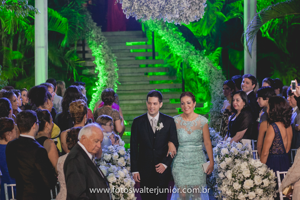 entrada do Noivo com sua mãe toda feliz