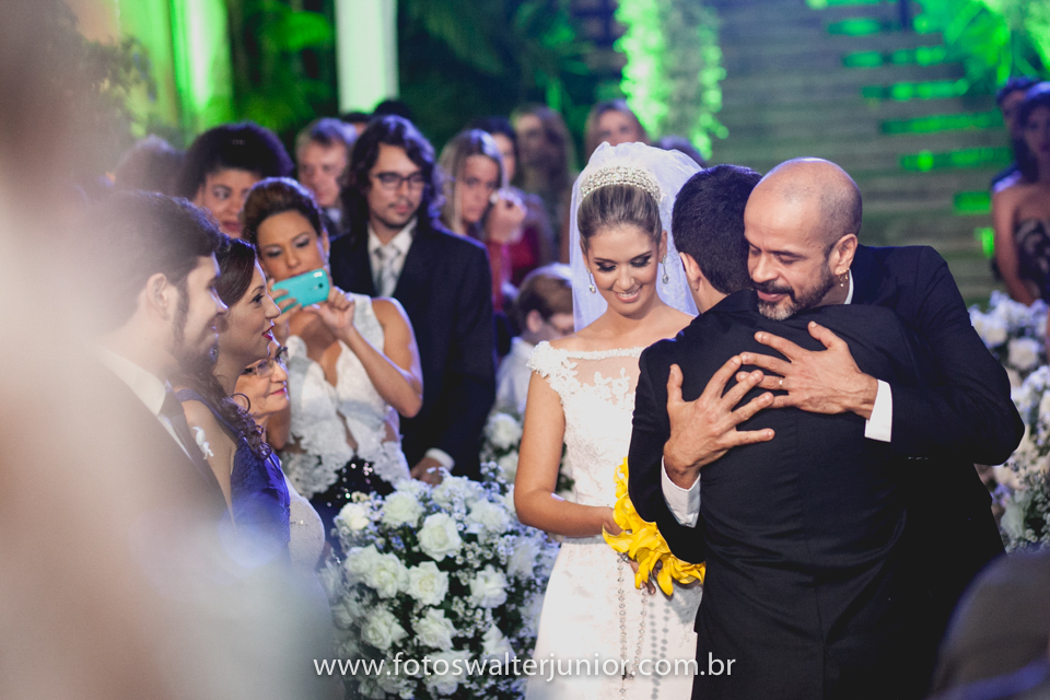 abraço do pai da noiva no noivo