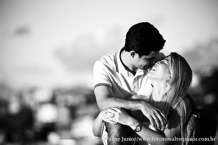 o beijo lindo dos noivos