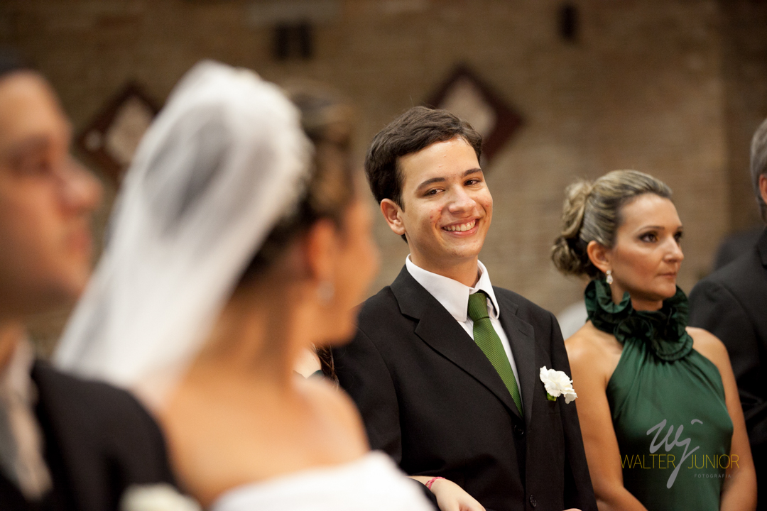 irmão da noiva super feliz no casamento da irmã 
