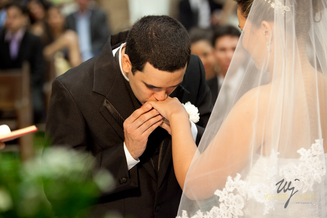 o noivo beijando a aliança da noiva no casamento em salvador - Ba 
