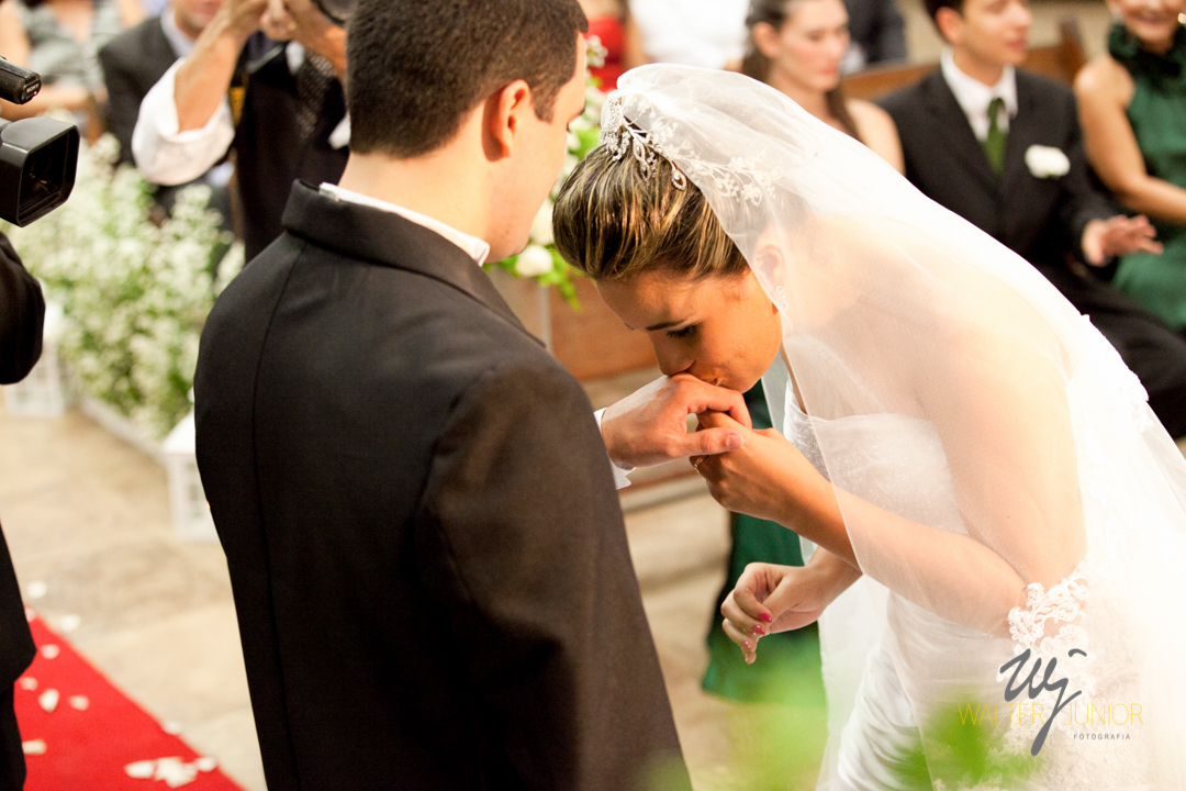 Noiva beijando  aliança do noivo em um casamento em Salvador - Bahia 