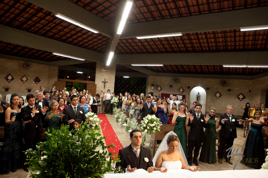os noivos orando na Igreja na noite do seu casamento 