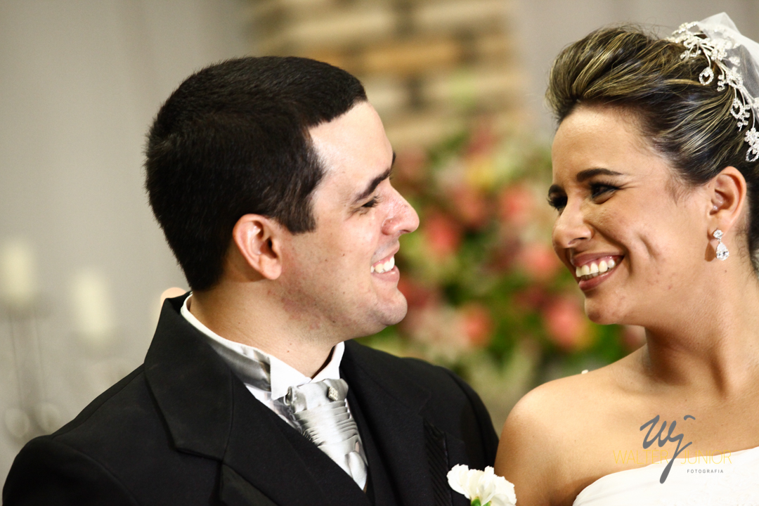 casal sendo fotografado na noite do casamento