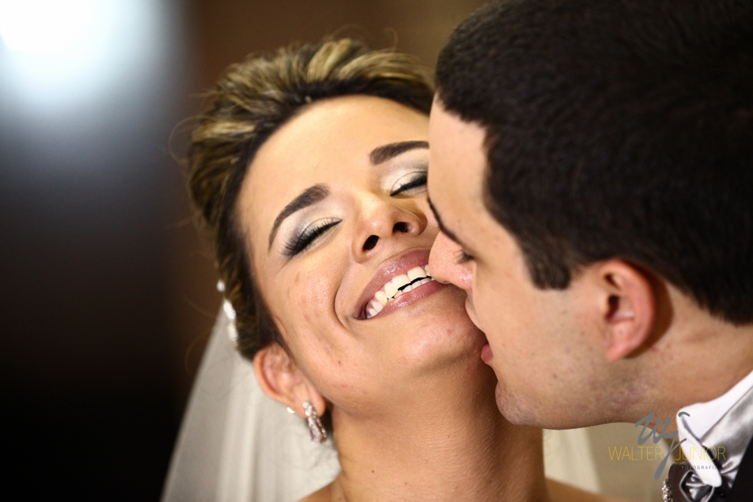 foto do noivo beijando a sua noiva na noite do casamento 
