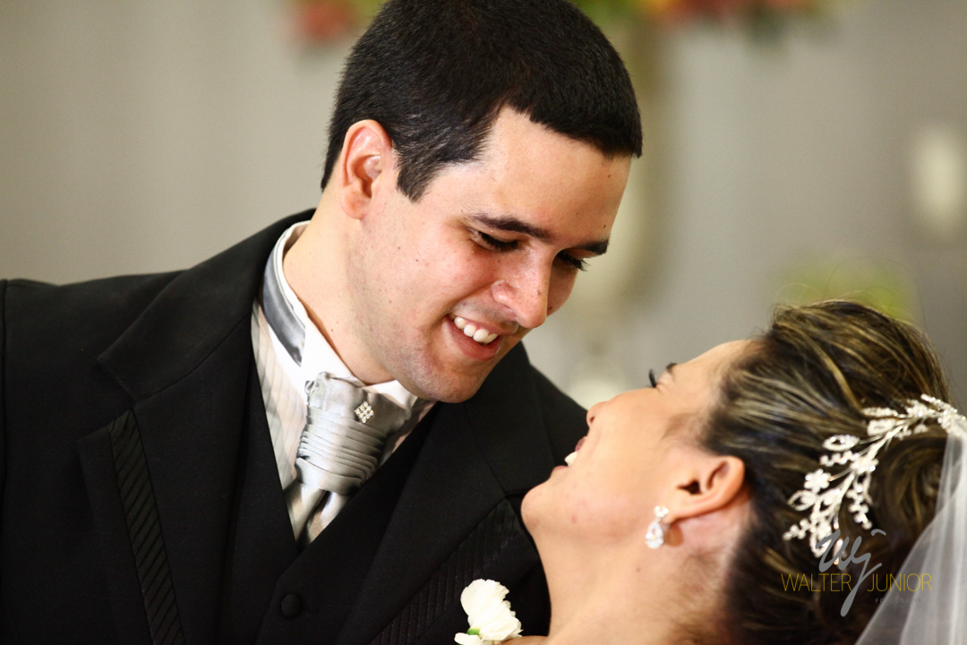 olhar carinhoso do noivo para sua esposa depois da cerimonia do casamento 