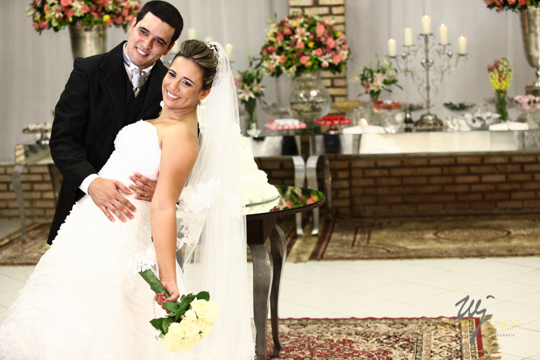 noivos pousando para fotos 