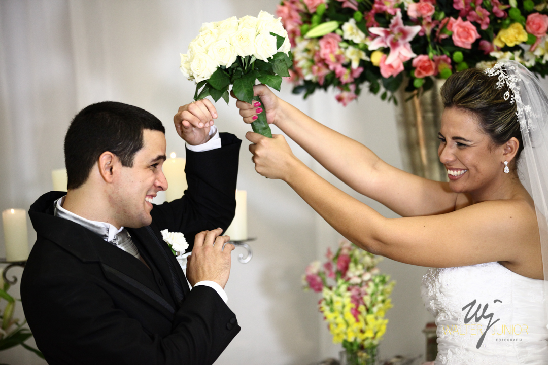 noiva brincando com buquê