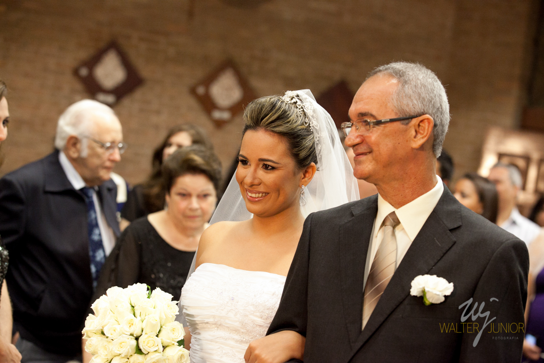pai levando a filha para o altar