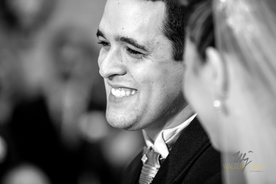 O noivo super feliz ao lado de sua noiva