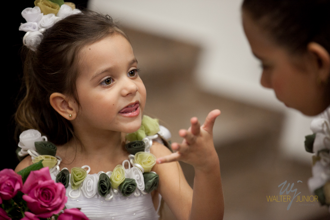 Daminha brincando com o pajem na igreja 