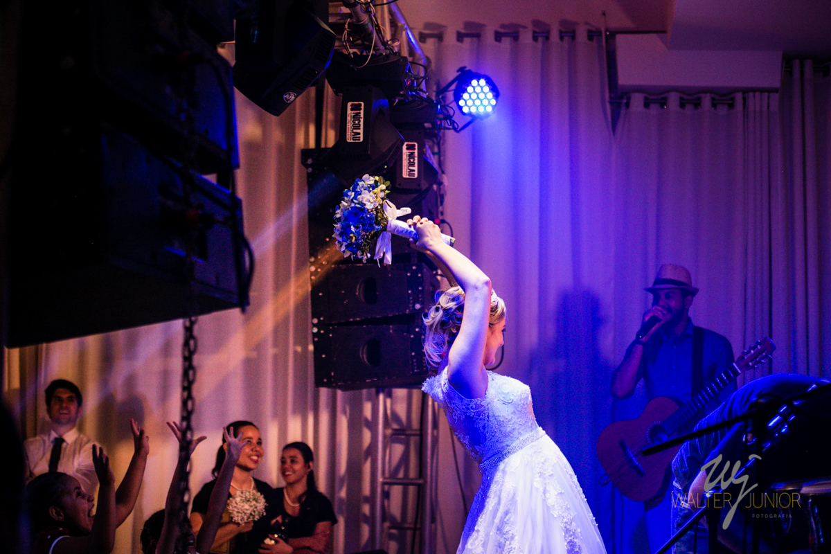 A noiva jogando o buquê para as solteiras 