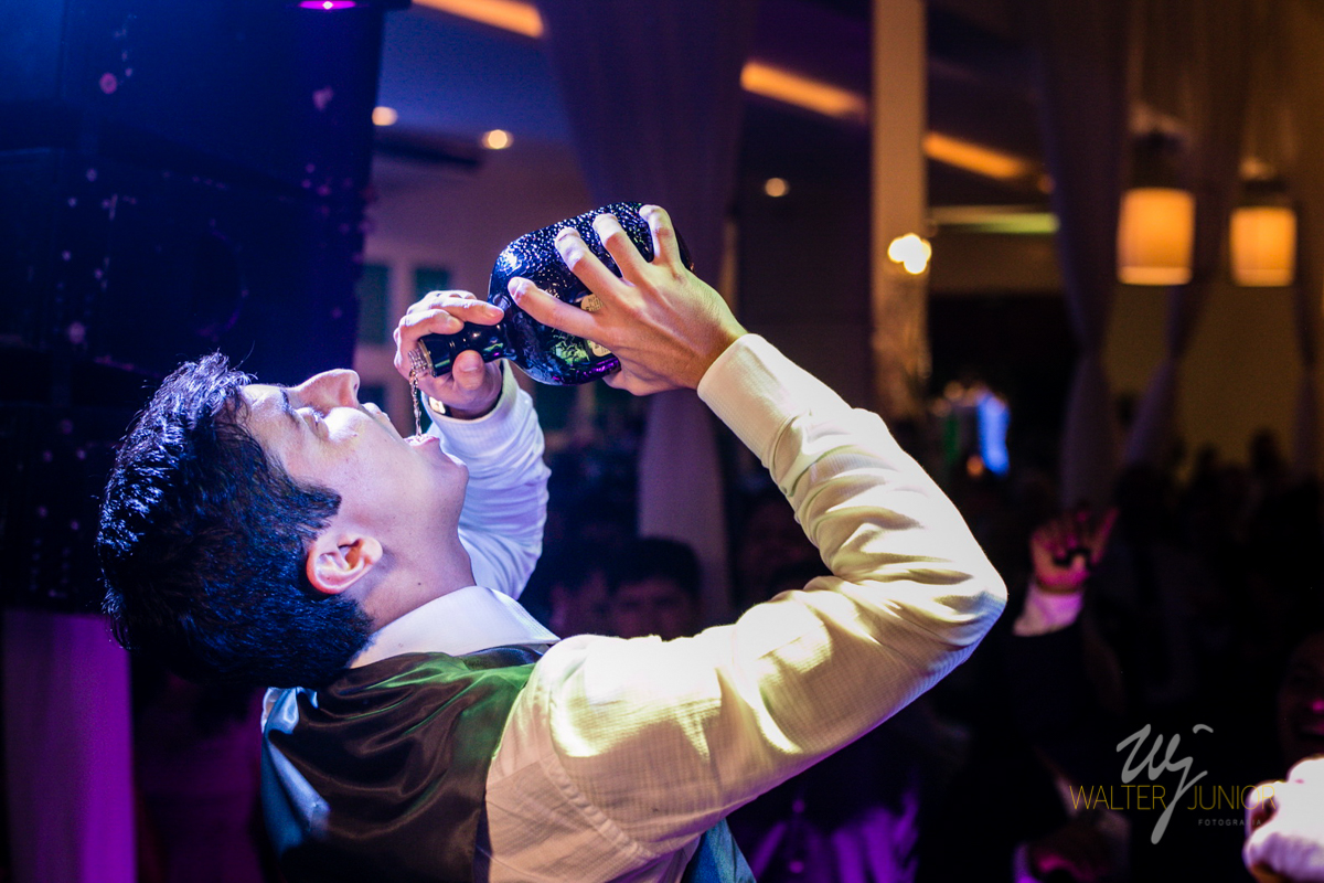 noivo bebendo antes de jogar a caixa de Wisque para os convidados 