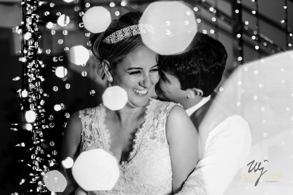 os noivos se abrasando na festa do casamento 