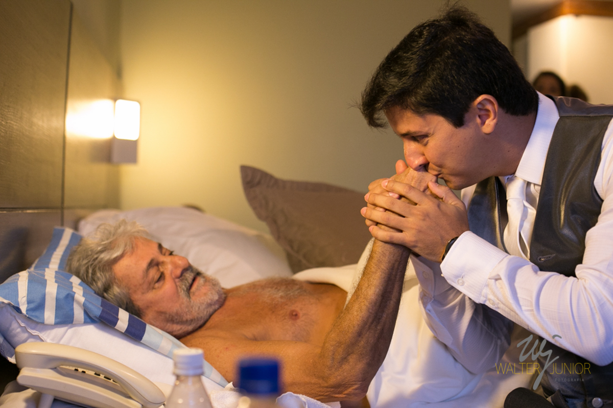 noivo tomando benção ao pai antes de ir para igreja casar 