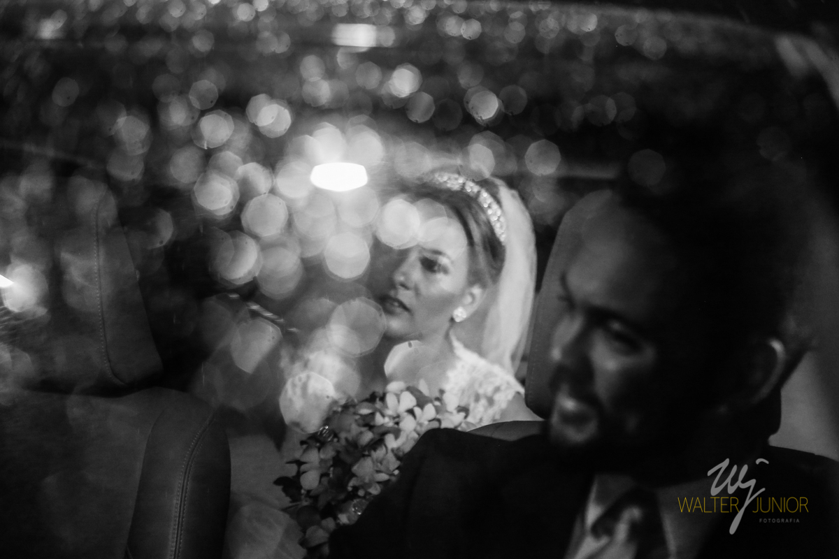 A noiva esperando para entrar no seu casamento 